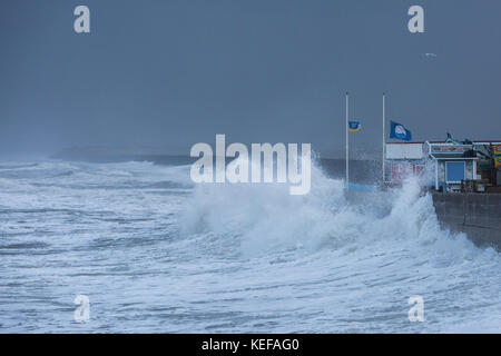 Westward Ho !, dans le Devon. 21 oct, 2017. uk météo. De grosses vagues crash sur le front de mer à Westward Ho ! Dans le Devon à marée haute que storm brian arrive au Royaume-Uni le 21 octobre 2017 Crédit photo : roy riley/Alamy live news Banque D'Images