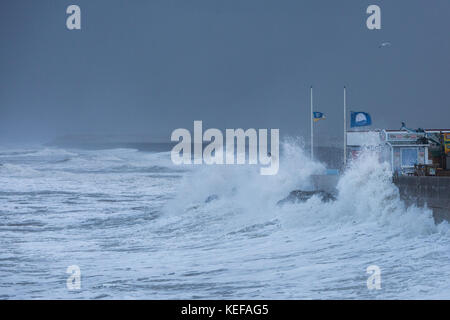 Westward Ho !, dans le Devon. 21 oct, 2017. uk météo. De grosses vagues crash sur le front de mer à Westward Ho ! Dans le Devon à marée haute que storm brian arrive au Royaume-Uni le 21 octobre 2017 Crédit photo : roy riley/Alamy live news Banque D'Images