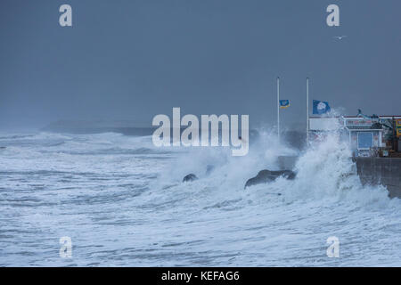 Westward Ho !, dans le Devon. 21 oct, 2017. uk météo. De grosses vagues crash sur le front de mer à Westward Ho ! Dans le Devon à marée haute que storm brian arrive au Royaume-Uni le 21 octobre 2017 Crédit photo : roy riley/Alamy live news Banque D'Images