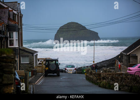 Trebarwith, Cornwall. 21 Oct, 2017. Météo britannique. Storm Brian arrive à strand Trebarwith créant des vagues et très grands vents qui devraient être encore plus fort plus tard dans la journée. Crédit : Steven re/Alamy Live News Banque D'Images