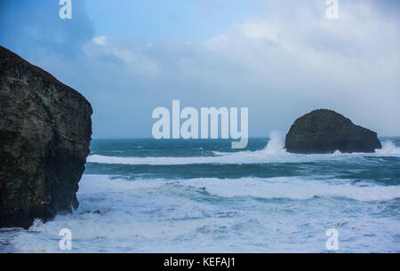 Trebarwith, Cornwall. 21 Oct, 2017. Météo britannique. Storm Brian arrive à strand Trebarwith créant des vagues et très grands vents qui devraient être encore plus fort plus tard dans la journée. Crédit : Steven re/Alamy Live News Banque D'Images