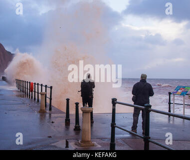 Sidmouth, Royaume-Uni. 21st octobre 2017. Météo Royaume-Uni. Les gens prennent des photos sur l'Esplanade alors que Storm Brian frappe Sidmouth, à Devon. Par temps orageux, le grès rouge de la région fait tourner le rouge de mer à Sidmouth. Banque D'Images