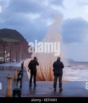 London, UK. 21 Oct 2017. Météo britannique. Les gens de prendre des photos sur l'Esplanade que Storm Brian hits Sidmouth, dans le Devon. Par mauvais temps, le grès rouge de la région devient la mer Rouge à Sidmouth. Credit Photo : Alamy/Central Live News Banque D'Images