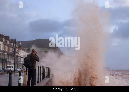 London, UK. 21 Oct 2017. Météo britannique. Les gens de prendre des photos sur l'Esplanade que Storm Brian hits Sidmouth, dans le Devon. Par mauvais temps, le grès rouge de la région devient la mer Rouge à Sidmouth. Credit Photo : Alamy/Central Live News Banque D'Images