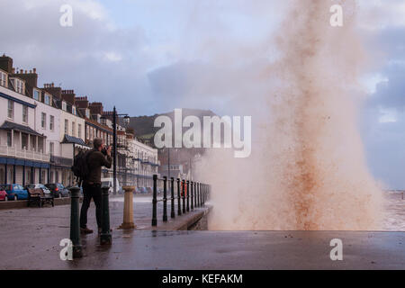 London, UK. 21 Oct 2017. Météo britannique. Les gens de prendre des photos sur l'Esplanade que Storm Brian hits Sidmouth, dans le Devon. Par mauvais temps, le grès rouge de la région devient la mer Rouge à Sidmouth. Credit Photo : Alamy/Central Live News Banque D'Images