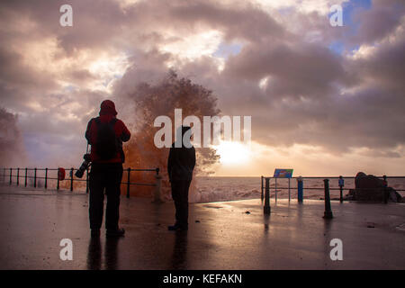 Sidmouth, Royaume-Uni. 21st octobre 2017. Météo Royaume-Uni. Les gens prennent des photos sur l'Esplanade alors que Storm Brian frappe Sidmouth, à Devon. Par temps orageux, le grès rouge de la région fait tourner le rouge de mer à Sidmouth. Banque D'Images