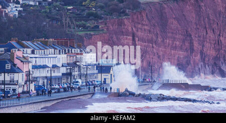 London, UK. 21 Oct 2017. Météo britannique. Les vagues déferlent au-dessus de la station de sauvetage que Storm Brian arrive à Sidmouth, dans le Devon. Par mauvais temps, le grès rouge de la région devient la mer Rouge à Sidmouth. Credit Photo : Alamy/Central Live News Banque D'Images