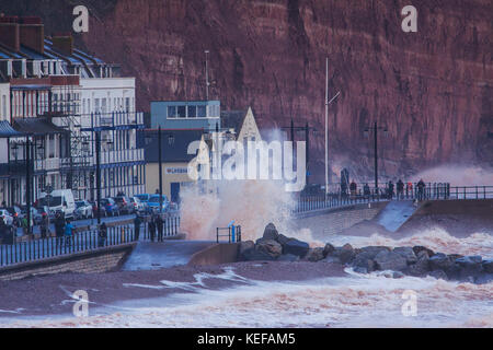 London, UK. 21 Oct 2017. Météo britannique. Les vagues déferlent au-dessus de la station de sauvetage que Storm Brian arrive à Sidmouth, dans le Devon. Par mauvais temps, le grès rouge de la région devient la mer Rouge à Sidmouth. Credit Photo : Alamy/Central Live News Banque D'Images