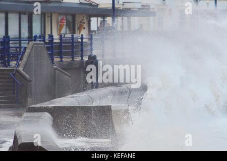 Porthcawl, Pays de Galles, Royaume-Uni. 21 oct, 2017. uk météo. la deuxième tempête de la saison pour être nommé par met eireann / met office, storm brian lashes porthcawl et menace des inondations dans le cadre de la marée haute à l'ouest et rs de la Nouvelle-Galles du Sud. Certaines personnes voulaient vraiment obtenir un examen par trempage !. Les travailleurs du Conseil étaient prêts avec des sacs de sable et les résidents se préparent à la marée haute du soir maintenant. Photo credit : Ian homer/Alamy live news Banque D'Images