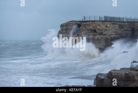 Portland Bill, Dorset. 21 Oct 2017. Météo britannique. Brian tempête frappe la côte sud avec d'énormes vagues et des vents forts. Portland Bill prend les conditions difficiles. Credit : DTNews/Live Alamy News Banque D'Images