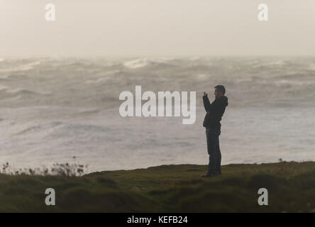 Portland Bill, Dorset. 21 Oct 2017. Météo britannique. Brian tempête frappe la côte sud avec d'énormes vagues et des vents forts. Portland Bill prend les conditions difficiles. Credit : DTNews/Live Alamy News Banque D'Images