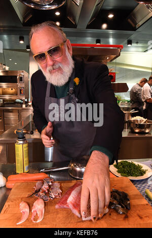 Munich, Allemagne. 20 octobre 2017. exclusivité dpa : l'artiste Friedrich Liechtenstein prépare une bouillabaisse à BMW Welt à Munich, Allemagne, 20 octobre 2017. Friedrich Liechtenstein et le chef Bobby Braeuer préparent un cours pour le buffet volant au restaurant « Esszimmer » de BMW Welt, afin qu'il puisse être servi le soir à la galerie d'art Hypo Kunsthalle à l'ouverture de la Friedrich Liechtenstein « Entschleunigungslounge » à sa musique. Credit: Felix Hörhager/dpa/Alay Live News Banque D'Images