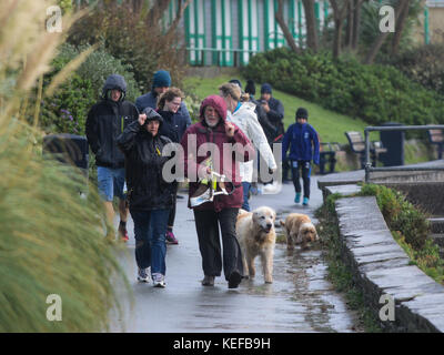 Swansea, Pays de Galles, Royaume-Uni. 21 oct, 2017. uk temps. Les gens font leur chemin le long du front de mer de la baie de langland, Gower, Galles du sud, comme Brian storm hits la partie ouest du Royaume-Uni, portant des coups de vent et de fortes pluies. © Robert melen/Alamy live news Banque D'Images