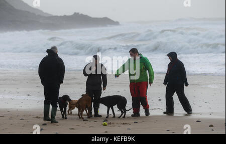 Swansea, Pays de Galles, Royaume-Uni. 21 oct, 2017. uk météo. la météo n'a pas empêché ce groupe de promeneurs de chiens à langland bay, Nouvelle-Galles du Sud, comme Brian storm hits la partie ouest du Royaume-Uni, portant des coups de vent et de fortes pluies. © Robert melen/Alamy live news Banque D'Images