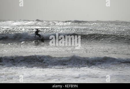 Swansea, Pays de Galles, Royaume-Uni. 21 oct, 2017. uk weather. un surfer brave les intempéries et fait le plus de vagues à la baie de langland, Gower, Galles du sud, comme Brian storm hits la partie ouest du Royaume-Uni, portant des coups de vent et de fortes pluies. © Robert melen/Alamy live news Banque D'Images