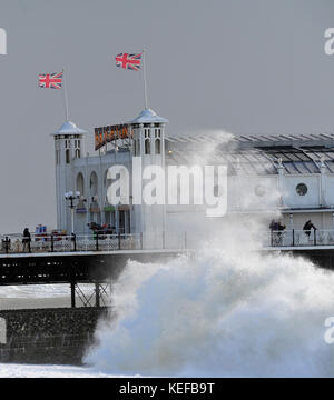 Brighton, UK. 21 oct, 2017. uk. météo des vagues énormes d'un crash dans près de Brighton palace pier comme Brian tempête balaie la Grande-Bretagne aujourd'hui . Crédit : Simon dack/Alamy live news Banque D'Images