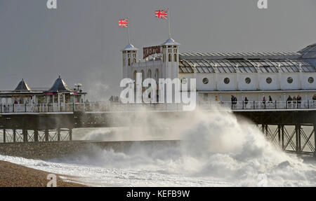 Brighton, Royaume-Uni. 21 octobre 2017. Météo britannique. D'énormes vagues s'écrasent à côté de Brighton Palace Pier alors que la tempête Brian balaye la Grande-Bretagne aujourd'hui. Crédit : Simon Dack/Alamy Live News Banque D'Images