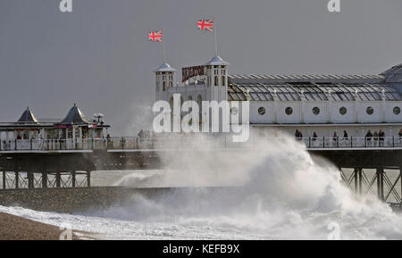 Brighton, Royaume-Uni. 21 octobre 2017. Météo britannique. D'énormes vagues s'écrasent à côté de Brighton Palace Pier alors que la tempête Brian balaye la Grande-Bretagne aujourd'hui. Crédit : Simon Dack/Alamy Live News Banque D'Images