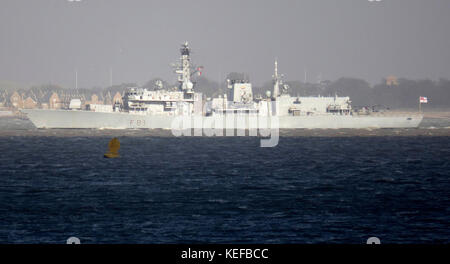 Sheerness, Kent, UK. 21 Oct, 2017. Le HMS Sutherland (F81) décès pendant une tempête de Sheerness Brian. Le HMS Sutherland est le 13e des 16 frégates de type 23 à construire. Lancé en 1996 à la cour d'achillée (maintenant BAE) sur le Clyde et son port d'attache est à Devonport Plymouth. Credit : James Bell/Alamy Live News Banque D'Images