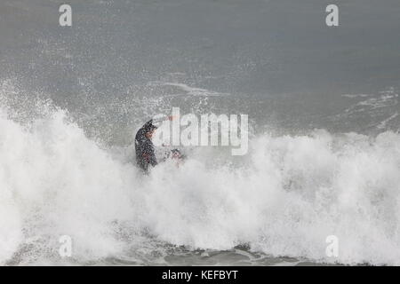 Newquay, Cornwall, Royaume-Uni. 21 octobre 2017. Météo Royaume-Uni. Storm Brian produit des vagues de 22 pieds au large de la côte nord de Cornwall. Les surfeurs expérimentés brave les mers agitées près du port de Newquay. Crédit : Nicholas Burningham/Alay Live News Banque D'Images