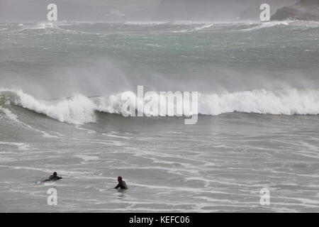 Newquay, Cornwall, Royaume-Uni. 21 octobre 2017. Météo Royaume-Uni. Storm Brian produit des vagues de 22 pieds au large de la côte nord de Cornwall. Les surfeurs expérimentés brave les mers agitées près du port de Newquay. Crédit : Nicholas Burningham/Alay Live News Banque D'Images