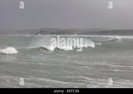 Newquay, Cornwall, Royaume-Uni. 21 octobre 2017. Météo Royaume-Uni. Storm Brian produit des vagues de 22 pieds au large de la côte nord de Cornwall. Crédit : Nicholas Burningham/Alay Live News Banque D'Images