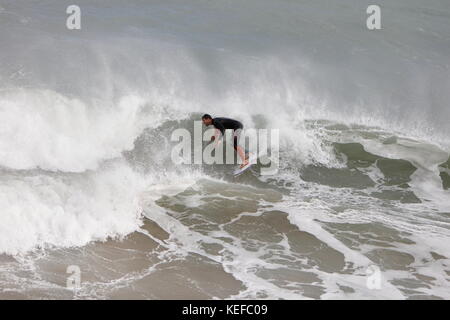 Newquay, Cornwall, Royaume-Uni. 21 octobre 2017. Météo Royaume-Uni. Storm Brian produit des vagues de 22 pieds au large de la côte nord de Cornwall. Les surfeurs expérimentés brave les mers agitées près du port de Newquay. Crédit : Nicholas Burningham/Alay Live News Banque D'Images