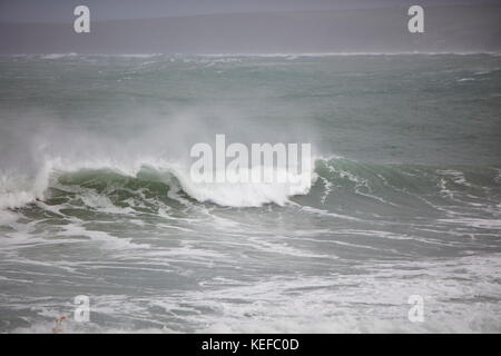 Newquay, Cornwall, Royaume-Uni. 21 octobre 2017. Météo Royaume-Uni. Storm Brian produit des vagues de 22 pieds au large de la côte nord de Cornwall. Crédit : Nicholas Burningham/Alay Live News Banque D'Images