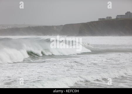 Newquay, Cornwall, Royaume-Uni. 21 octobre 2017. Météo Royaume-Uni. Storm Brian produit des vagues de 22 pieds au large de la côte nord de Cornwall. Crédit : Nicholas Burningham/Alay Live News Banque D'Images