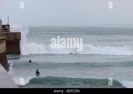 Newquay, Cornwall, Royaume-Uni. 21 octobre 2017. Météo Royaume-Uni. Storm Brian produit des vagues de 22 pieds au large de la côte nord de Cornwall. Les surfeurs expérimentés brave les mers agitées près du port de Newquay. Crédit : Nicholas Burningham/Alay Live News Banque D'Images