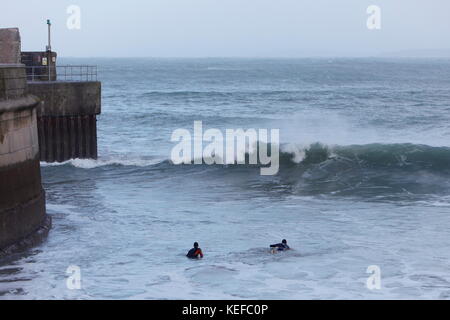 Newquay, Cornwall, Royaume-Uni. 21 octobre 2017. Météo Royaume-Uni. Storm Brian produit des vagues de 22 pieds au large de la côte nord de Cornwall. Les surfeurs expérimentés brave les mers agitées près du port de Newquay. Crédit : Nicholas Burningham/Alay Live News Banque D'Images