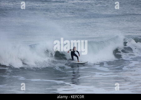 Newquay, Cornwall, Royaume-Uni. 21 octobre 2017. Météo Royaume-Uni. Storm Brian produit des vagues de 22 pieds au large de la côte nord de Cornwall. Les surfeurs expérimentés brave les mers agitées près du port de Newquay. Crédit : Nicholas Burningham/Alay Live News Banque D'Images