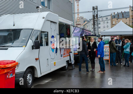 La ville de Luxembourg, Luxembourg. 21 oct, 2017 Luxembourg festival alimentaire traditionnelle.. plus de 20 camions parking une zone vide et la vente des aliments traditionnels. crédit : Halit ölmez/Alamy live news Banque D'Images