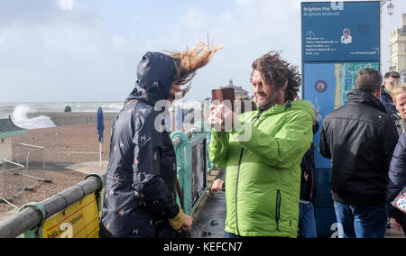 Brighton, UK. 21 oct, 2017. uk weather. sèche augmentant le temps d'une photo sur le front de mer de Brighton que storm brian balaie la Grande-Bretagne aujourd'hui crédit : Simon dack/Alamy live news Banque D'Images