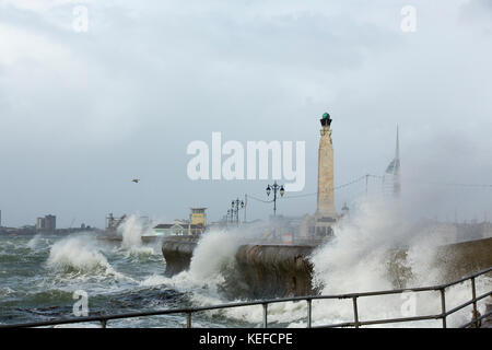 Southsea, UK. 21 oct, 2017. uk weather. storm brian vient à Southsea. voir à Southsea le long des plages vers vieux portsmouth naval. War Memorial et unis tower dans l'arrière-plan crédit : David Robinson/Alamy live news Banque D'Images