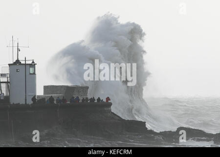 Porthcawl, dans le sud du Pays de Galles, Royaume-Uni, 21 octobre 2017. Météo France : de hautes vagues batter le front de mer ce matin, avec l'arrivée de Brian Storm. Crédit : Andrew Bartlett/Alamy Live News Banque D'Images