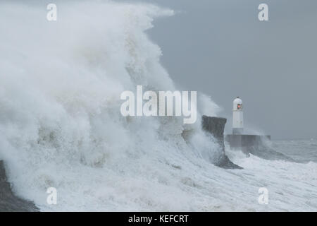 Porthcawl, dans le sud du Pays de Galles, Royaume-Uni, 21 octobre 2017. Météo France : de hautes vagues batter le front de mer ce matin, avec l'arrivée de Brian Storm. Crédit : Andrew Bartlett/Alamy Live News Banque D'Images