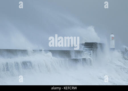 Porthcawl, dans le sud du Pays de Galles, Royaume-Uni, 21 octobre 2017. Météo France : de hautes vagues batter le front de mer ce matin, avec l'arrivée de Brian Storm. Crédit : Andrew Bartlett/Alamy Live News Banque D'Images