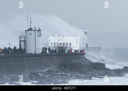 Porthcawl, dans le sud du Pays de Galles, Royaume-Uni, 21 octobre 2017. Météo France : de hautes vagues batter le front de mer ce matin, avec l'arrivée de Brian Storm. Crédit : Andrew Bartlett/Alamy Live News Banque D'Images