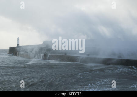 Porthcawl, dans le sud du Pays de Galles, Royaume-Uni, 21 octobre 2017. Météo France : de hautes vagues batter le front de mer ce matin, avec l'arrivée de Brian Storm. Crédit : Andrew Bartlett/Alamy Live News Banque D'Images