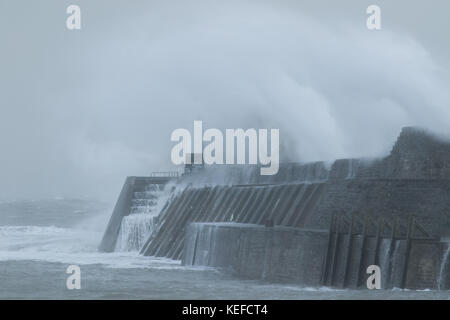 Porthcawl, dans le sud du Pays de Galles, Royaume-Uni, 21 octobre 2017. Météo France : de hautes vagues batter le front de mer ce matin, avec l'arrivée de Brian Storm. Crédit : Andrew Bartlett/Alamy Live News Banque D'Images