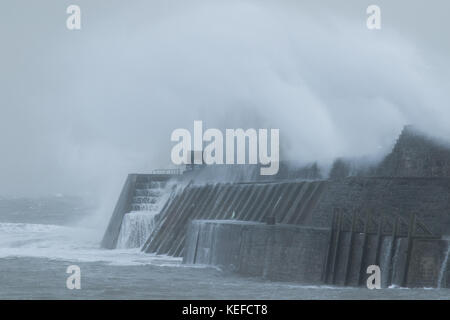 Porthcawl, dans le sud du Pays de Galles, Royaume-Uni, 21 octobre 2017. Météo France : de hautes vagues batter le front de mer ce matin, avec l'arrivée de Brian Storm. Crédit : Andrew Bartlett/Alamy Live News Banque D'Images