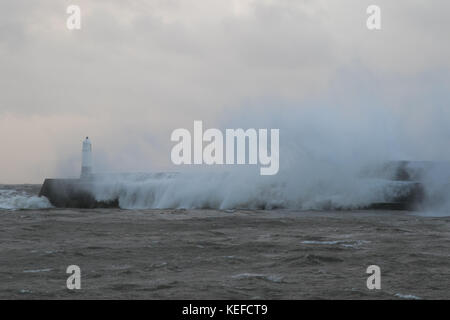 Porthcawl, dans le sud du Pays de Galles, Royaume-Uni, 21 octobre 2017. Météo France : de hautes vagues batter le front de mer ce matin, avec l'arrivée de Brian Storm. Crédit : Andrew Bartlett/Alamy Live News Banque D'Images