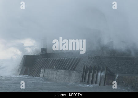 Porthcawl, dans le sud du Pays de Galles, Royaume-Uni, 21 octobre 2017. Météo France : de hautes vagues batter le front de mer ce matin, avec l'arrivée de Brian Storm. Crédit : Andrew Bartlett/Alamy Live News Banque D'Images