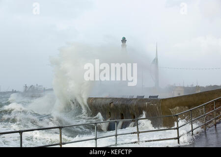 Southsea, UK. 21 oct, 2017. uk weather. storm brian vient à Southsea. voir à Southsea le long des plages vers vieux portsmouth naval. War Memorial et unis tower dans l'arrière-plan crédit : David Robinson/Alamy live news Banque D'Images