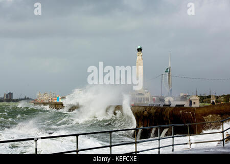Southsea, UK. 21 oct, 2017. uk weather. storm brian vient à Southsea. voir à Southsea le long des plages vers vieux portsmouth naval. War Memorial et unis tower dans l'arrière-plan crédit : David Robinson/Alamy live news Banque D'Images