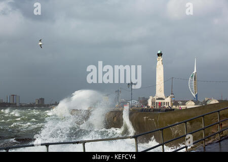 Southsea, UK. 21 oct, 2017. uk weather. storm brian vient à Southsea. voir à Southsea le long des plages vers vieux portsmouth naval. War Memorial et unis tower dans l'arrière-plan crédit : David Robinson/Alamy live news Banque D'Images