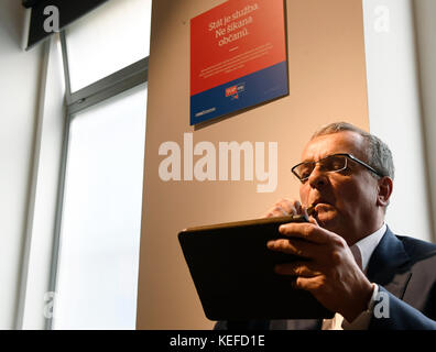 Miroslav Kalousek, président du parti TOP09, réagit après les résultats préliminaires des élections législatives, au cours desquelles 31 partis avec plus de 7 500 candidats se sont présentés à la Chambre des députés, à Prague, République tchèque, le 21 octobre 2017.(photo CTK/Michal Krumphanzl) Banque D'Images