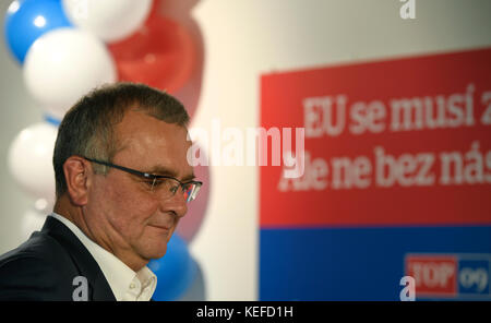 Miroslav Kalousek, président du parti TOP09, réagit après les résultats préliminaires des élections législatives, au cours desquelles 31 partis avec plus de 7 500 candidats se sont présentés à la Chambre des députés, à Prague, République tchèque, le 21 octobre 2017.(photo CTK/Michal Krumphanzl) Banque D'Images