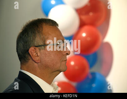 Miroslav Kalousek, président du parti TOP09, réagit après les résultats préliminaires des élections législatives, au cours desquelles 31 partis avec plus de 7 500 candidats se sont présentés à la Chambre des députés, à Prague, République tchèque, le 21 octobre 2017.(photo CTK/Michal Krumphanzl) Banque D'Images